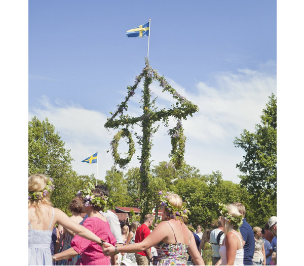 北欧スウェーデンの夏至祭 メイポール