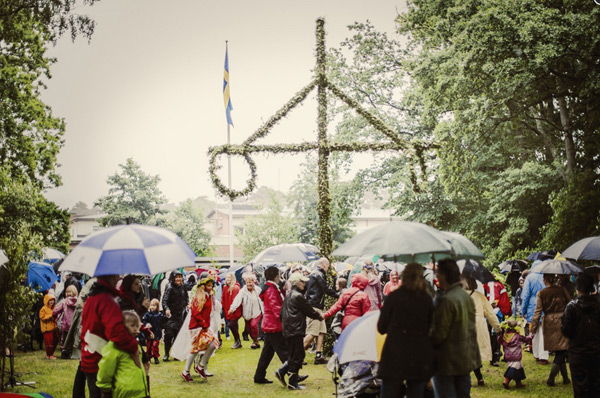 北欧スウェーデンの夏至祭 メイポール雨